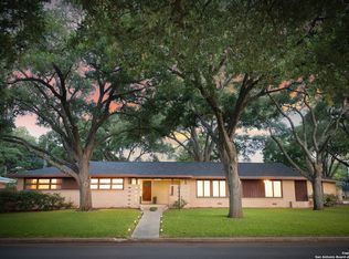 907 E Cedar St, Seguin, TX 78155