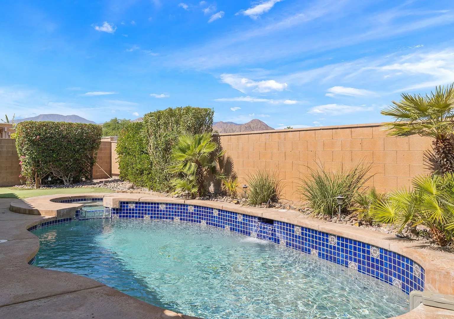 Pool Home in Bella Vista — Photo 3