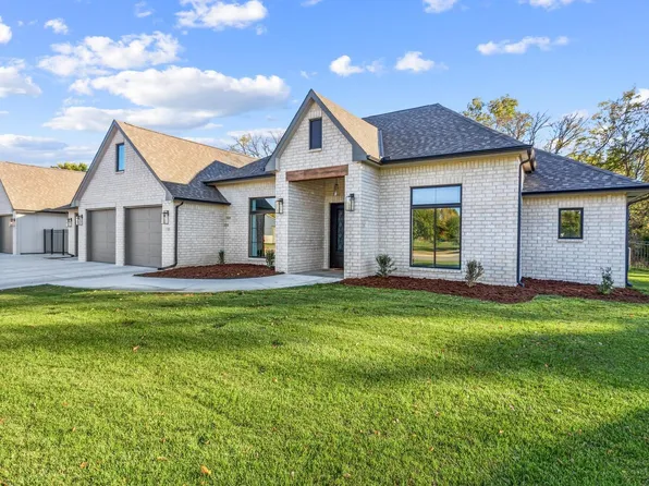 323 E River Birch Cir, Haysville, KS 67060