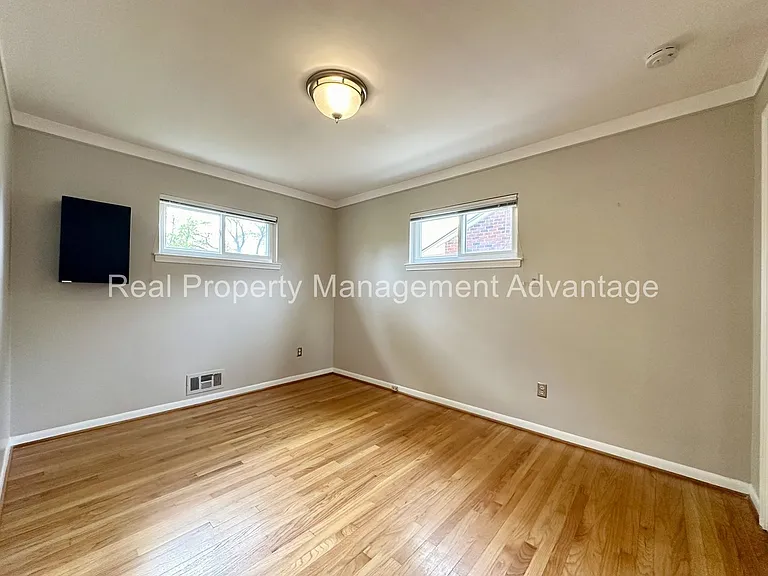 1304 S Wilson Ave — Photo 15