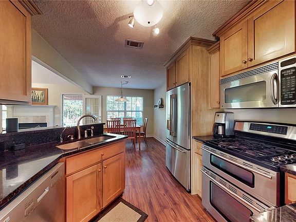 5th image of 247 Wellington Pl