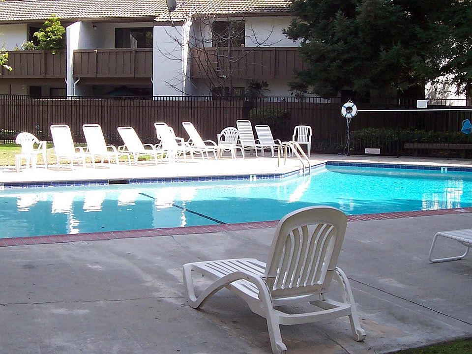 Top unit LR and master BR deck pool view