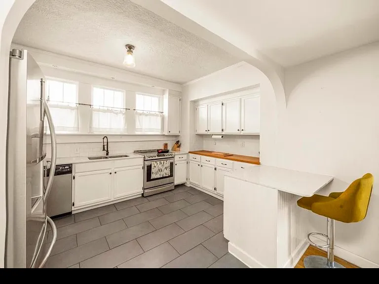1011 Calvert St — Photo 6