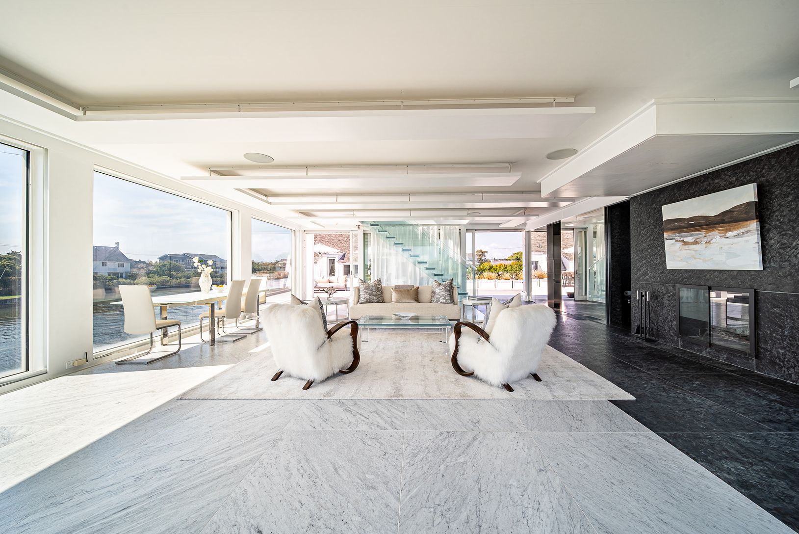  Glass House, Living Room 1