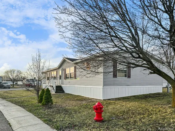 9212 Greentree Dr, Newport, MI 48166