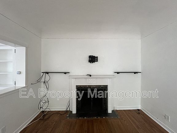 3rd image of 411 Wellesley Dr SE