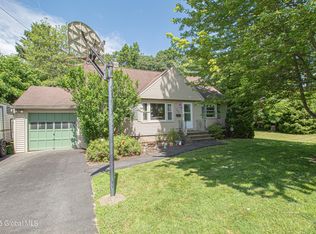 33 Woodside Dr, Glenville, NY 12302