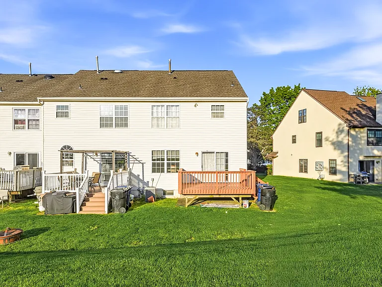 327 Allens Ln — Photo 32