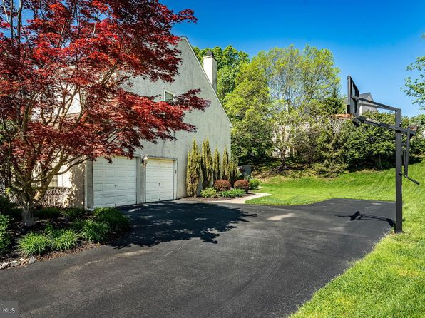1388 Old Barn Cir, Downingtown, PA 19335