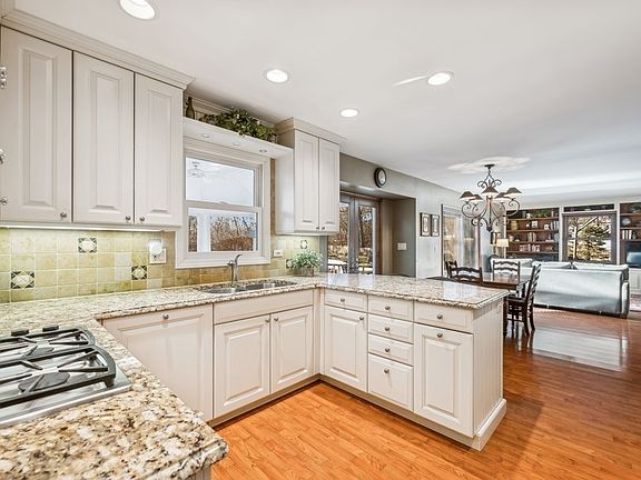 5th image of 107 W Witchwood Ln