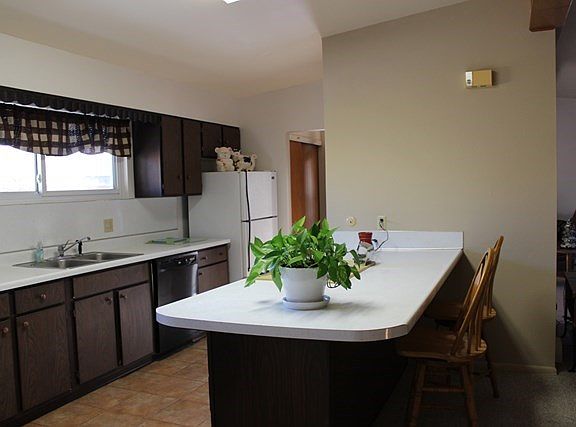 Kitchen w/breakfast bar