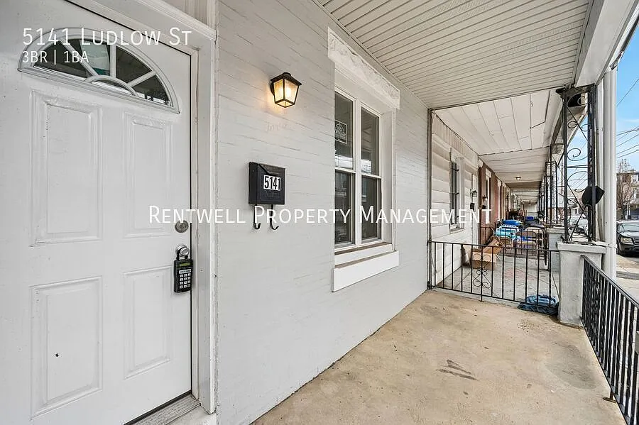 Fully Remodeled 3-Bedroom Townhome with Modern Finishes — Photo 3