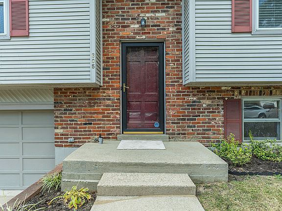 3rd image of 605 Winter Park Ct