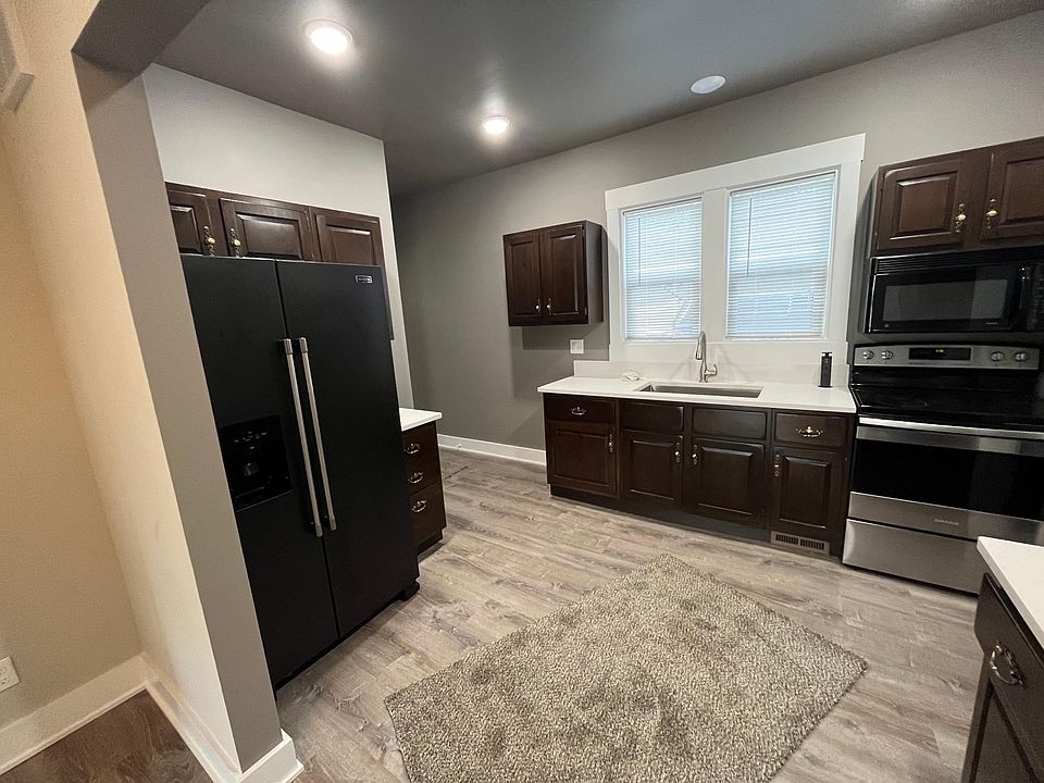 Large Kitchen with Quartz countertops