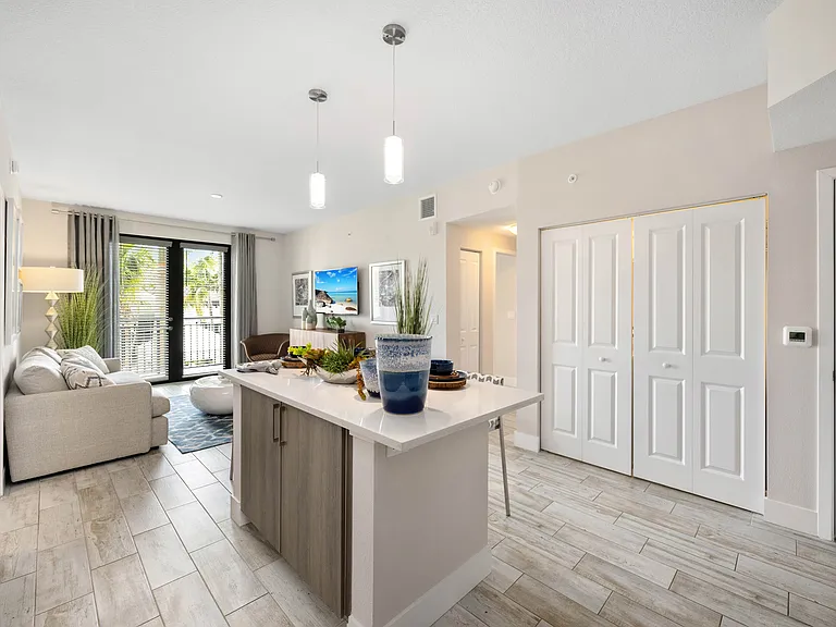 10X Addison Place — Photo 37