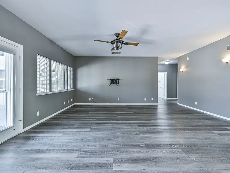 317 W Shamrock Ave — Photo 5