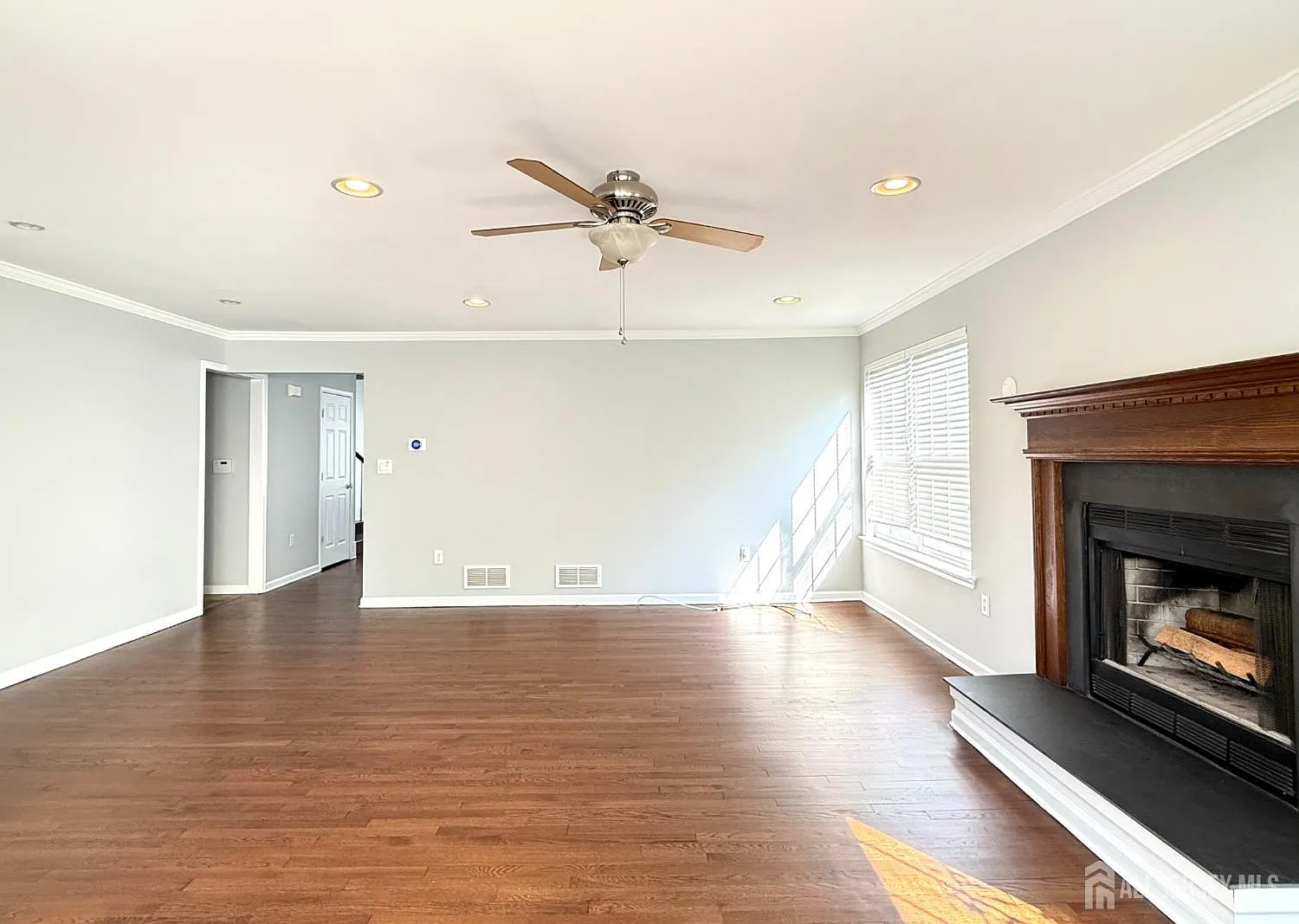 3 bed, 2.5 bath, 2089 sqft, $4,000 — Photo 3