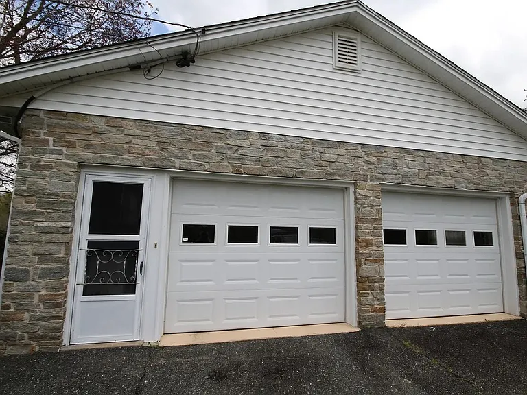 2213 Allibone Rd — Photo 4