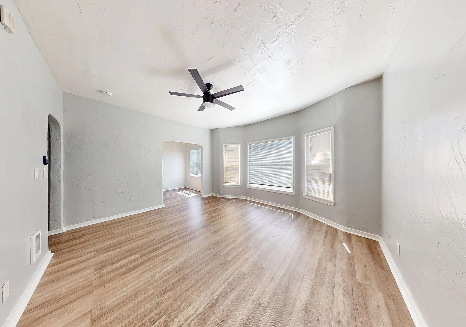 5460 Bancroft Avenue — Photo 2