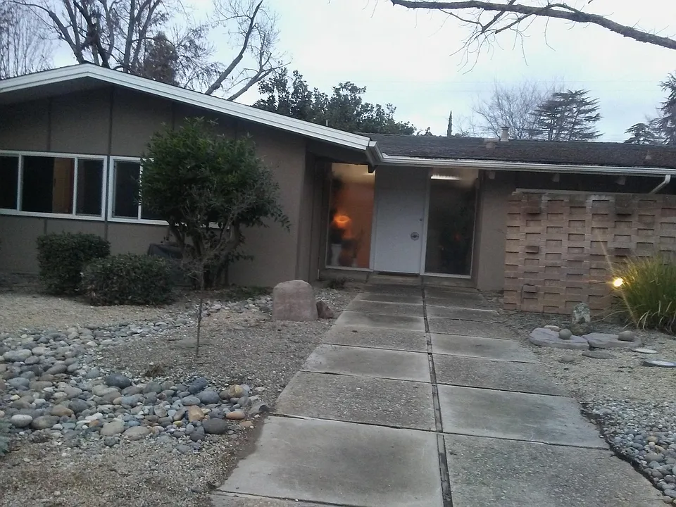 W Dovewood Ln