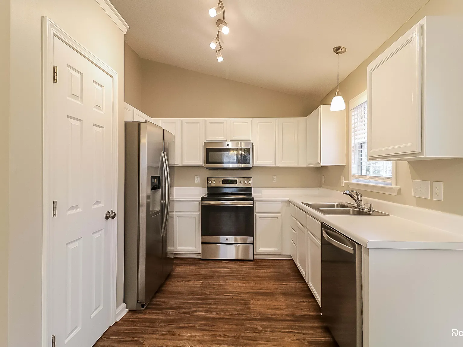 3 bed, 2.0 bath, 1154 sqft, $2,110 — Photo 3