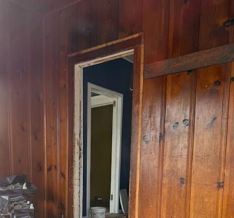 2nd image of 812 W 3rd St