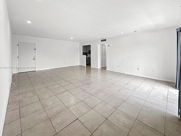 4th image of 770 NE 128th St APT 303