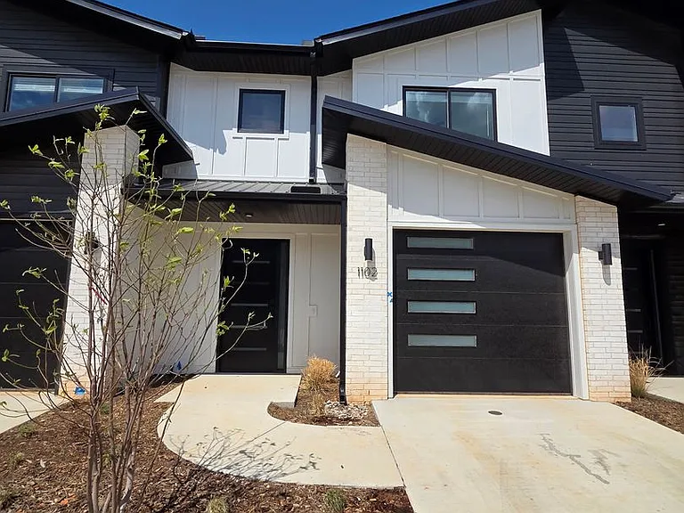 1102 Emilia Ave — Photo 2