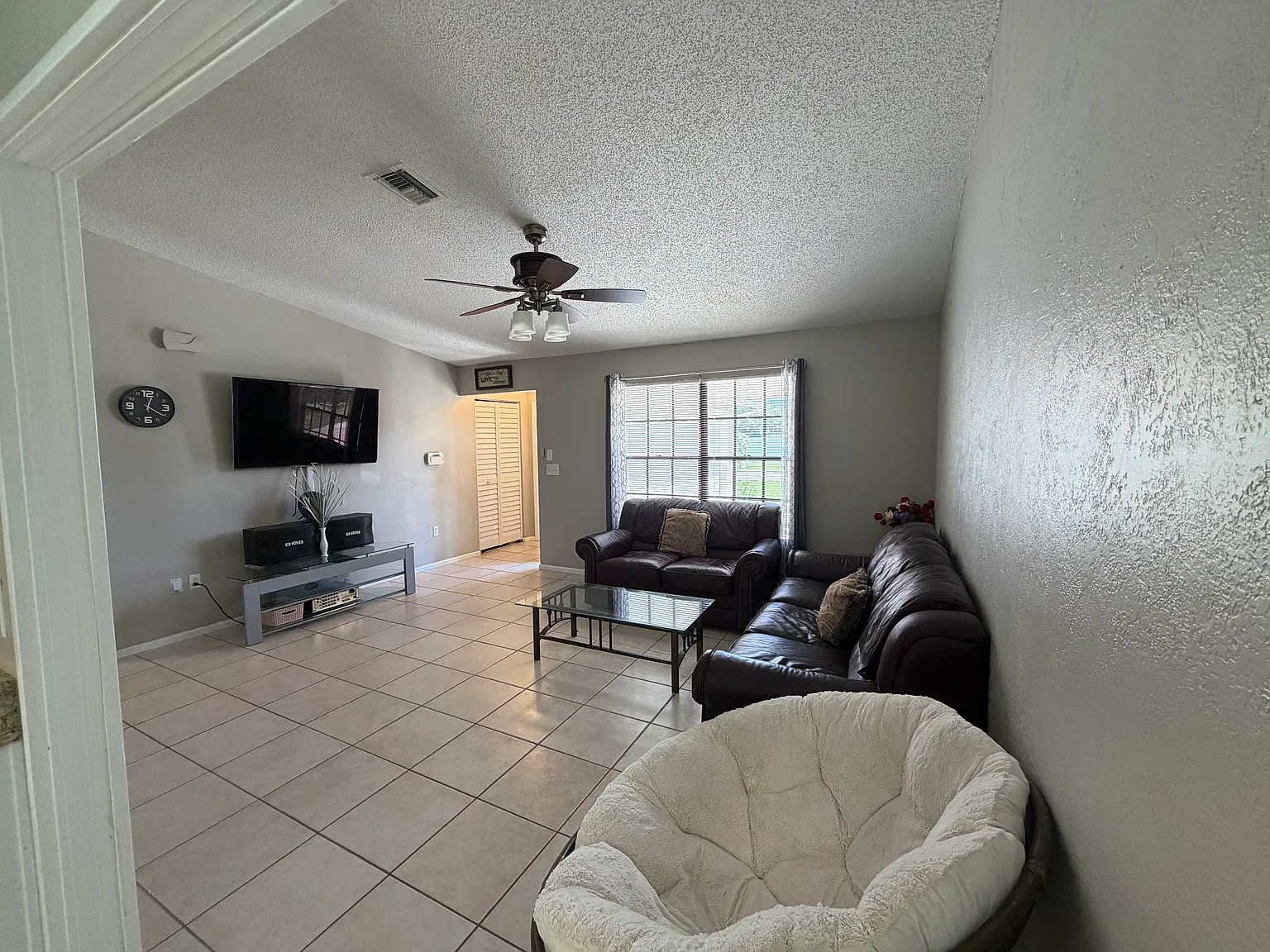 3 bed, 1048 sqft, $2,200 — Photo 4