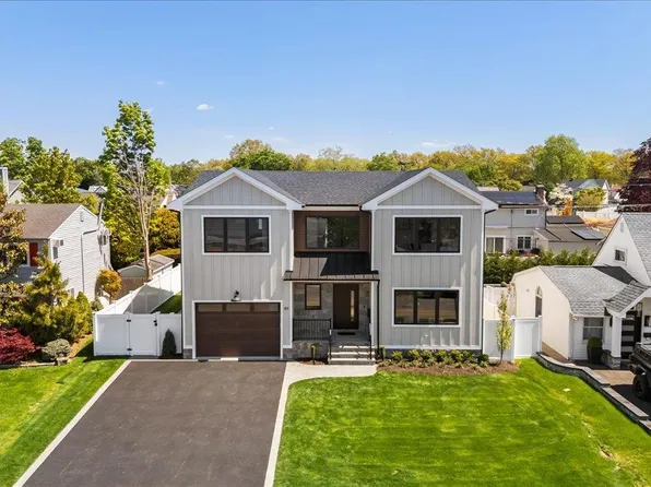 89 Choir Lane, Westbury, NY 11590