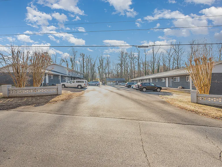 427 N Yadkin Ave — Photo 2