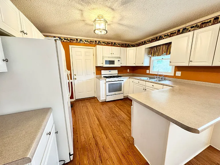 1713 E Main St — Photo 4