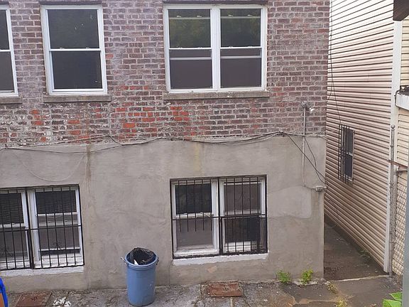 3rd image of 3058 Barker Ave