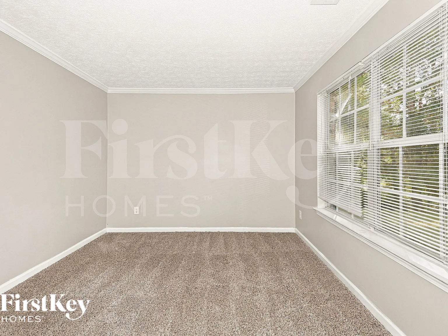 4 bed, 3.0 bath, 2504 sqft, $2,400 — Photo 2