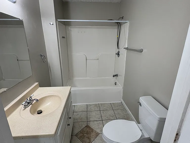 1240 Hampton Ave — Photo 10