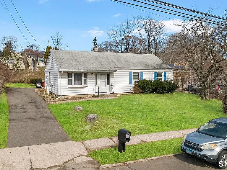 472 Anton St — Photo 1
