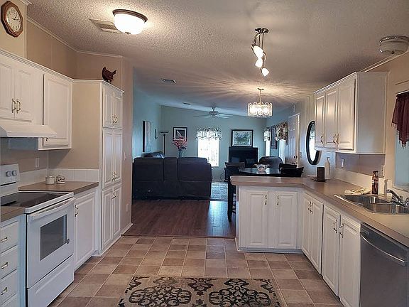 3rd image of 9 Winthrop Ln