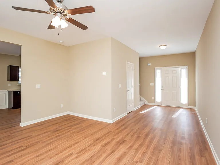 124 Hillcrest Cir — Photo 3