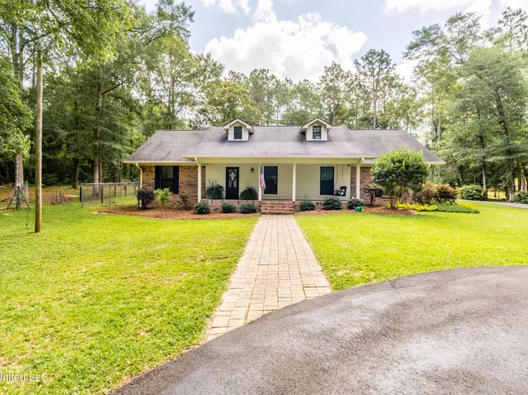 136 Clinton Dr, Lucedale, MS 39452