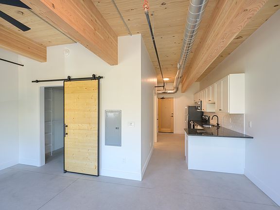 Kitchen & living area (Studio)