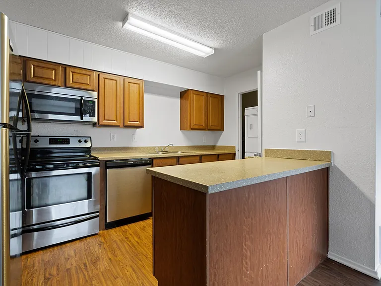 Langtry Apartments — Photo 17