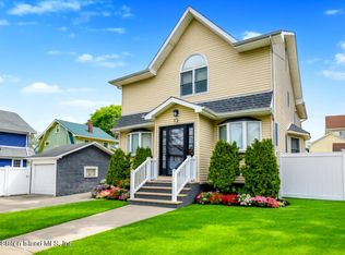 12 Lloyd Ct, Staten Island, NY 10310