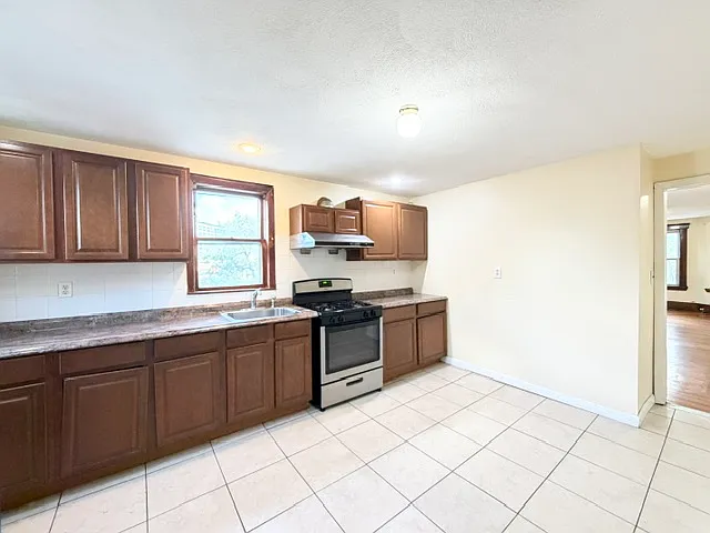 4 bed, 1800 sqft, $4,100 — Photo 4