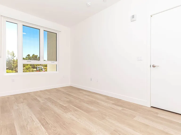 Woodlake Apartments — Photo 48