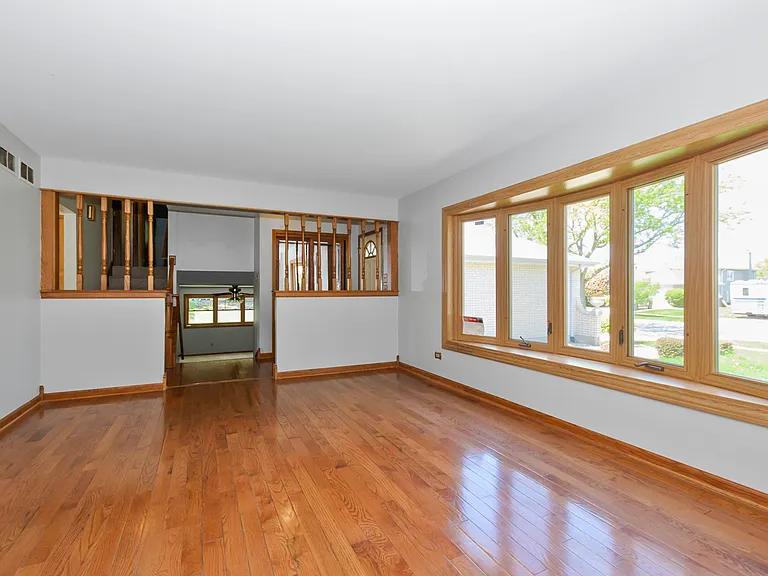 7745 Woodstock Dr — Photo 4