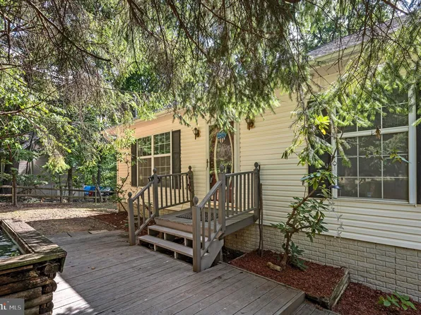 247 Maple Ridge Ln, Harpers Ferry, WV 25425