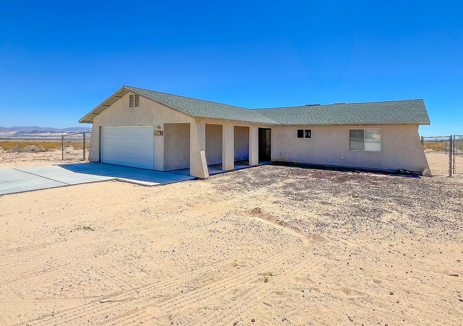 Cute 3 Bedroom 2 Bathroom Home — Photo 1