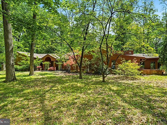 3rd image of 1112 Winding Dr