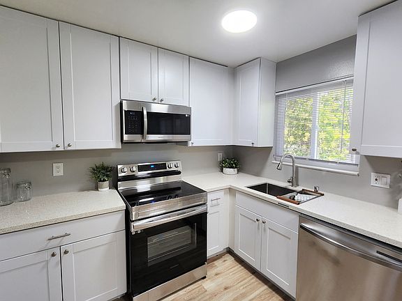 2nd image of 2568 Grove Way #73e260e14