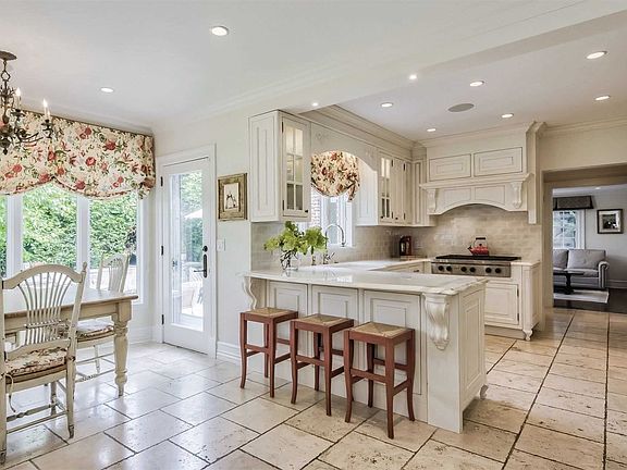 3rd image of 85 Sherry Hill Ln
